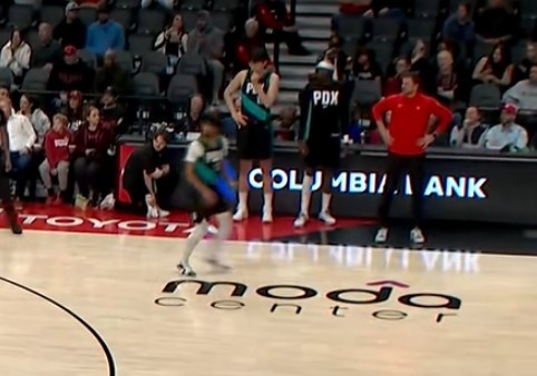 真人娱乐-杨瀚森最后时刻场边等待出场 可惜未能获得机会