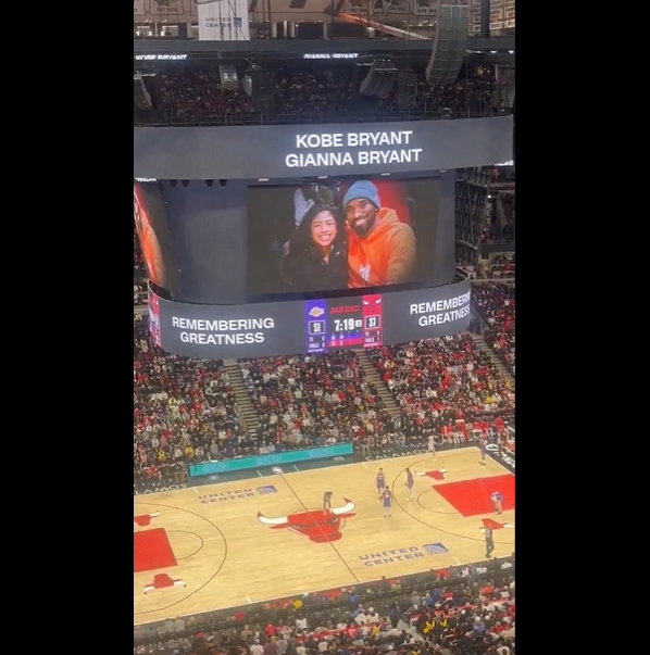 九游登录-❤️有心了！公牛主场大屏幕致敬科比和Gigi：缅怀伟大