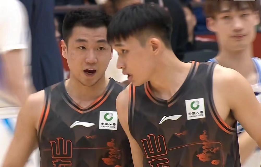 山东男篮24分大胜，高诗岩单节15分，鲍威尔29+8陈林坚12分！