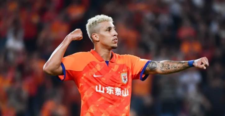 他原本是鲁能本土锋线一哥！本赛季却被韩鹏弃用，踢国安枯坐板凳